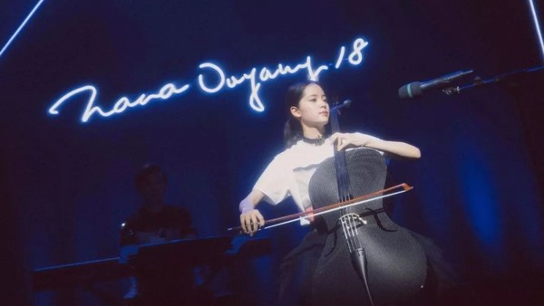 欧阳娜娜酷girl的日常look,欧阳娜娜化身甜酷女孩