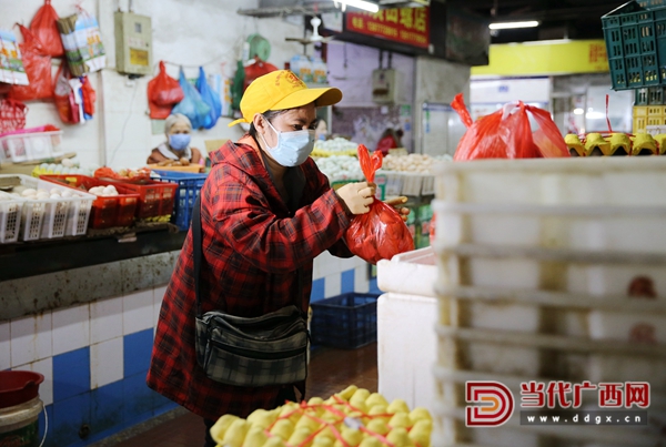 吴桂珍：防疫路上的热心代购人