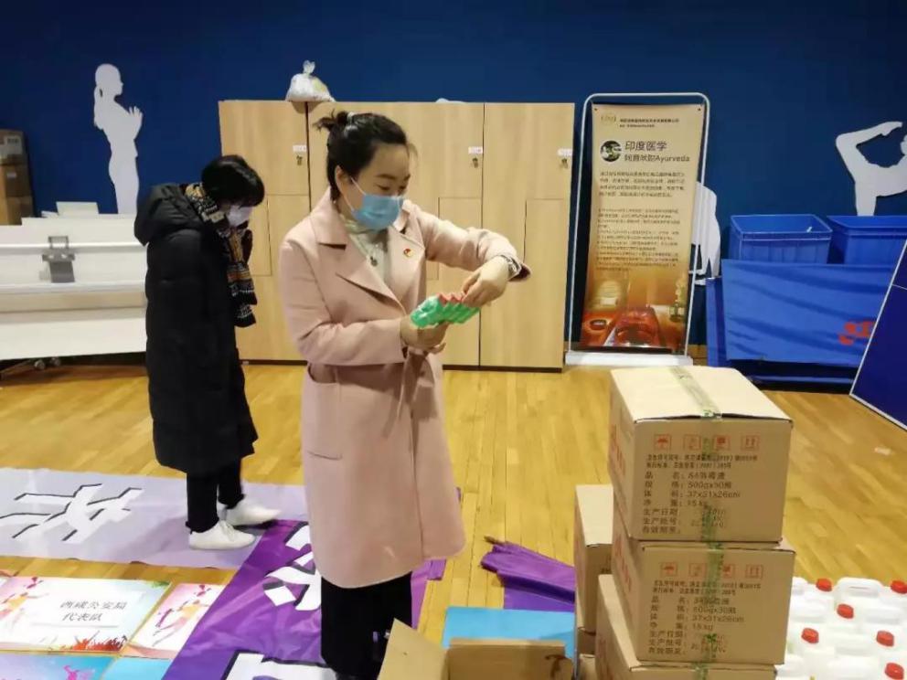 空港“娘子军”战疫记：紧缺物资全球购24小时值守