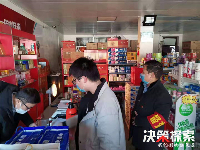 西峡县回车镇：*党**员干部化身“代购员”流动超市开进村