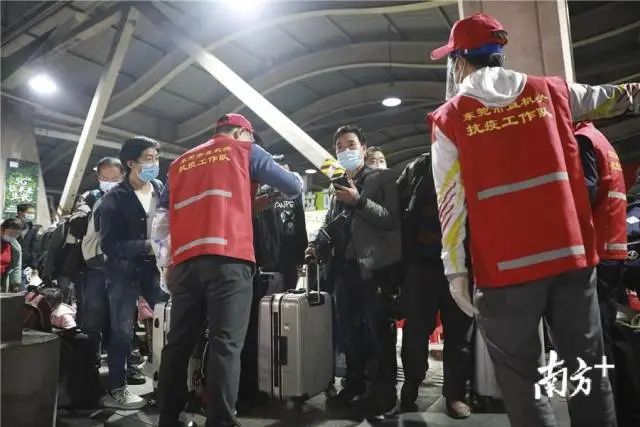 “爷爷警察”、“奶奶护士”齐上阵!*党**员先锋队筑牢一线堡垒