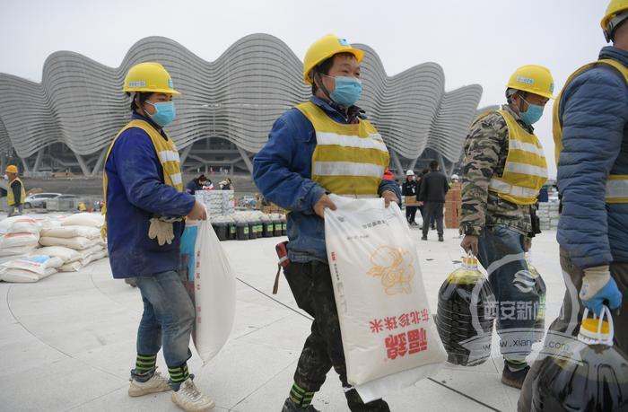 团市委慰问奥体中心项目一线职工多举措助力企业复工复产