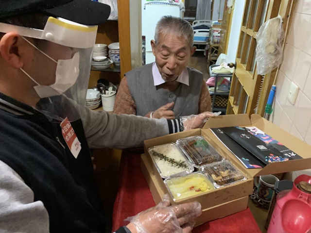 抗击疫情爱心人士送菜,疫情防控关爱老人送爱心餐