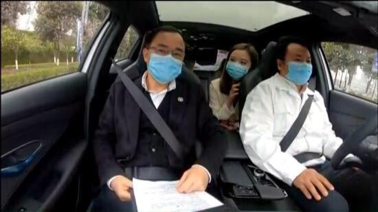 胆儿肥,国企老总驾车上路大撒把,得知真相后朋友圈炸了……