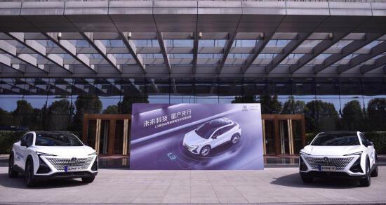 胆儿肥,国企老总驾车上路大撒把,得知真相后朋友圈炸了……