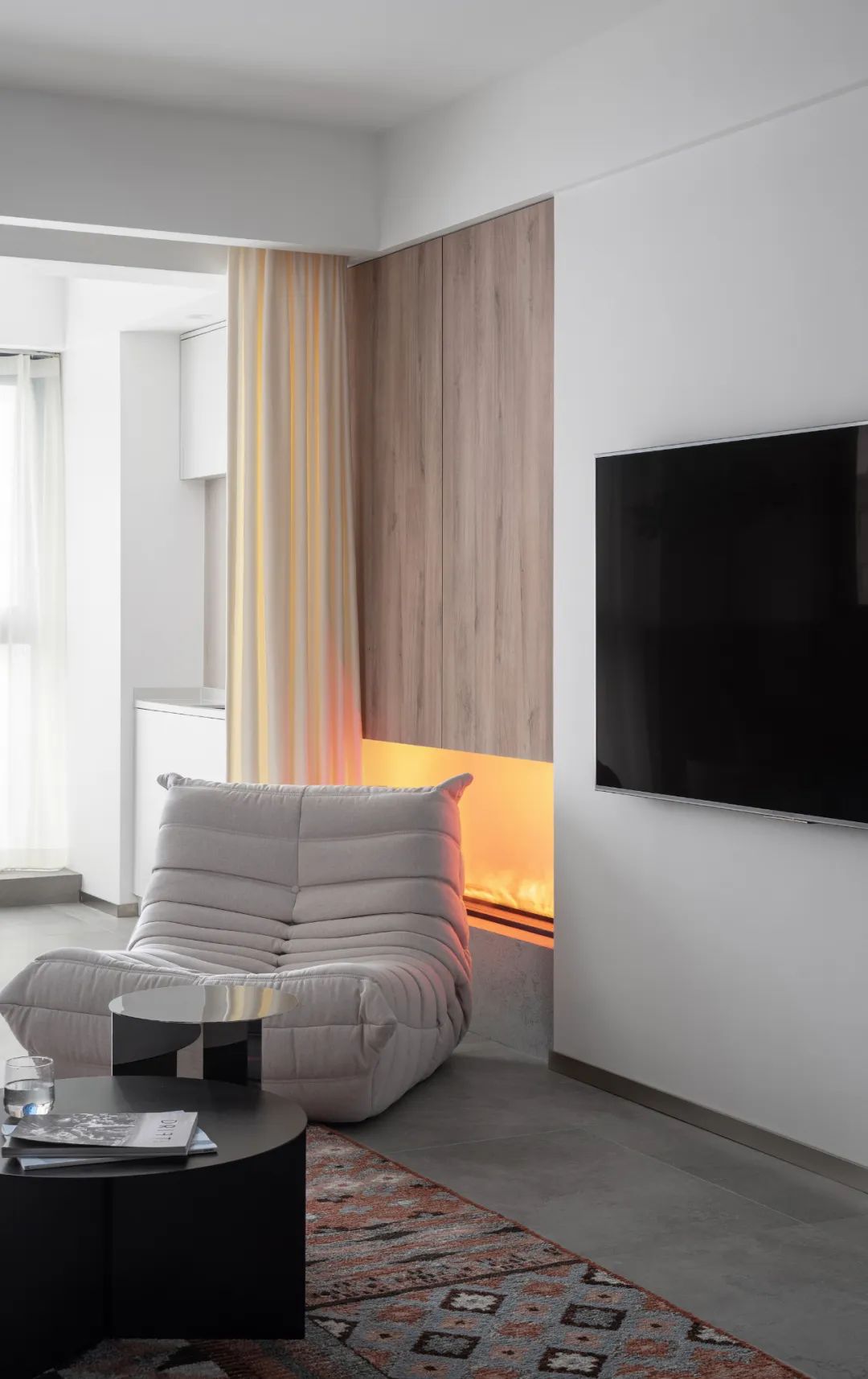 入门玄关连着小房间不浪费空间,现代化两边不靠墙入户玄关实用