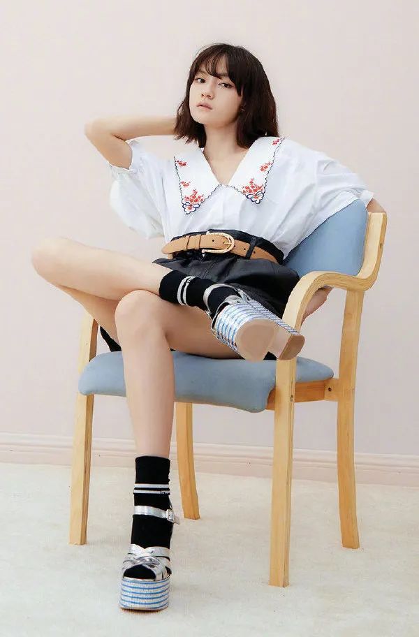 今年的自信就指着领子了