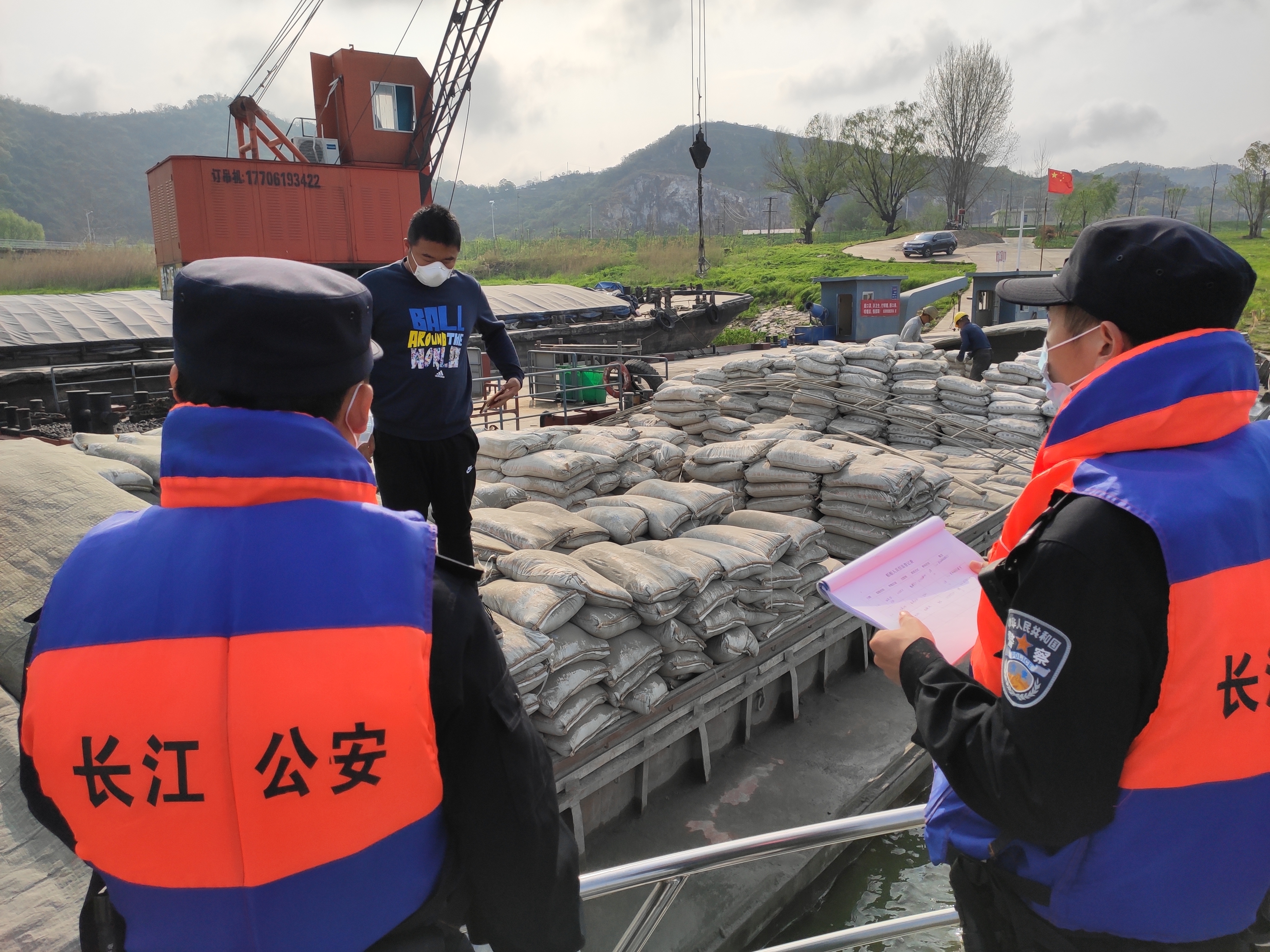 春耕农忙交警护航,公安民警守护农民春耕工作