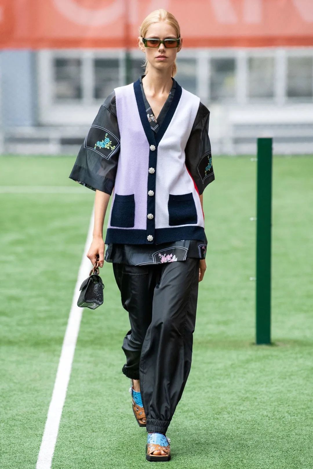 zara鑳屽績绌挎惌,zara鐗涗粩鑳屽績绌挎惌