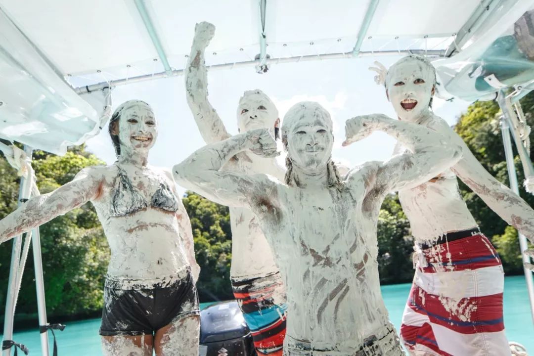 沾走“秽气”！各国花样泥浴泡出心中喜