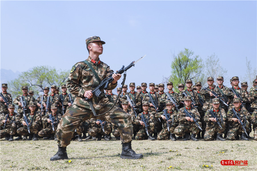 热血沸腾！*警武**刺杀训练杀声震天