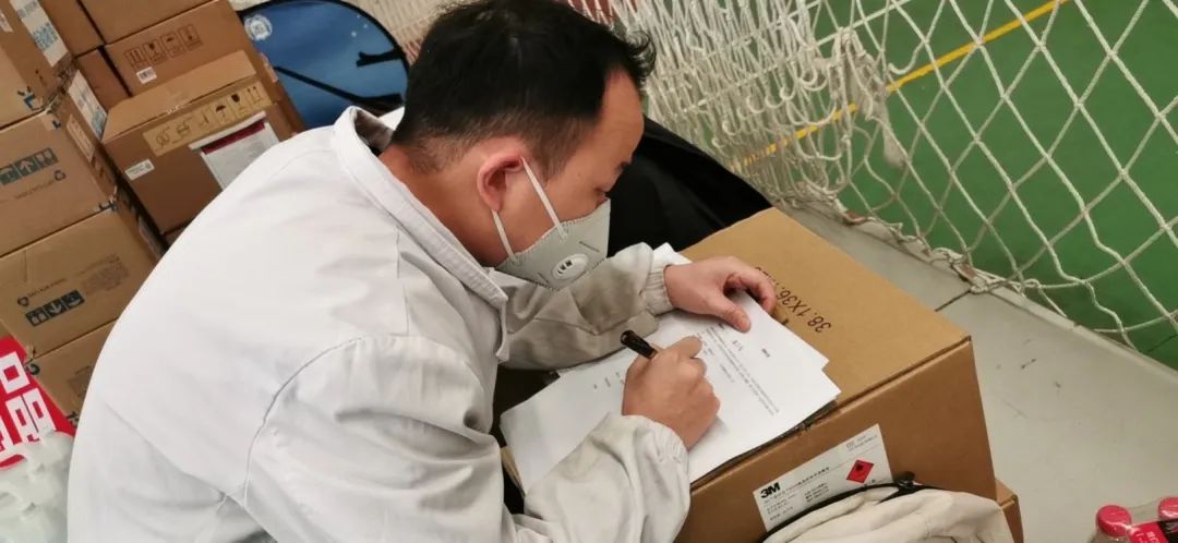 一个武汉人和他们扛起的亿元物资:这里没有旁观者