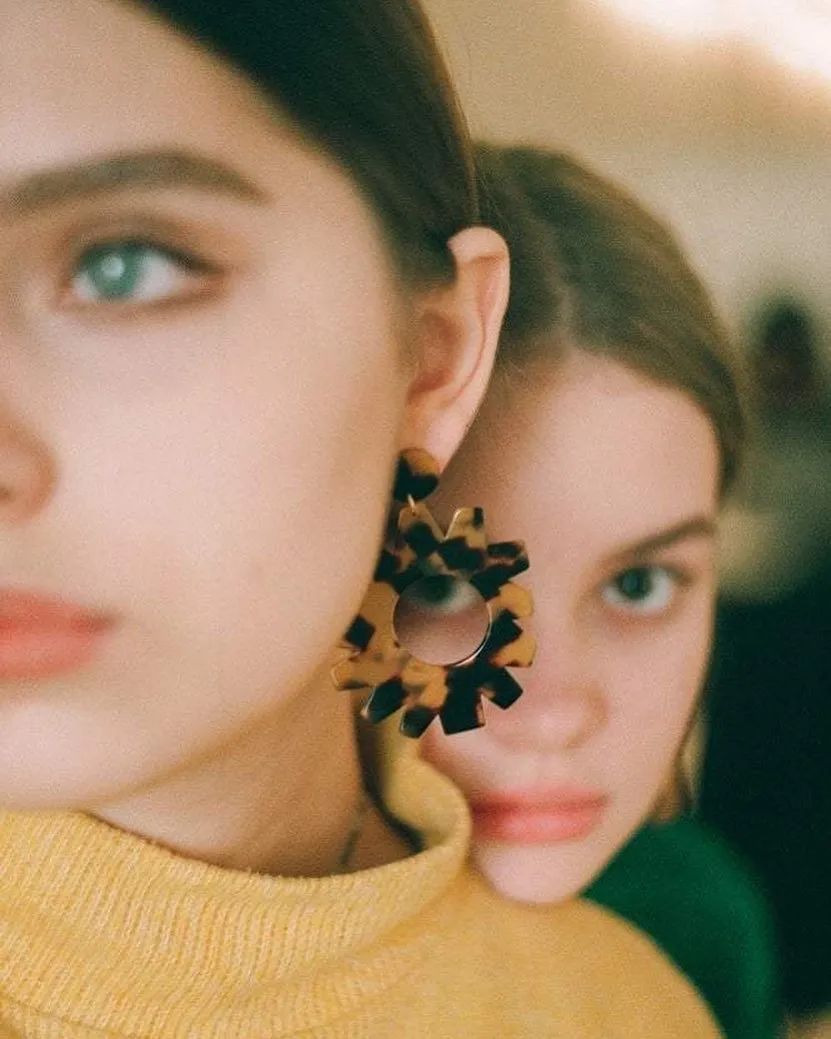 今年一定要给自己买一对红色耳环,耳环买什么材质的好