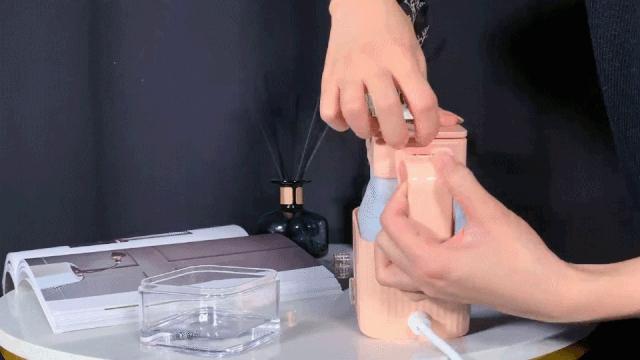 换季衣服皱巴怎么办？可以折叠的手持挂烫机1分钟熨平旧衣，一机两用，连除螨仪都省了