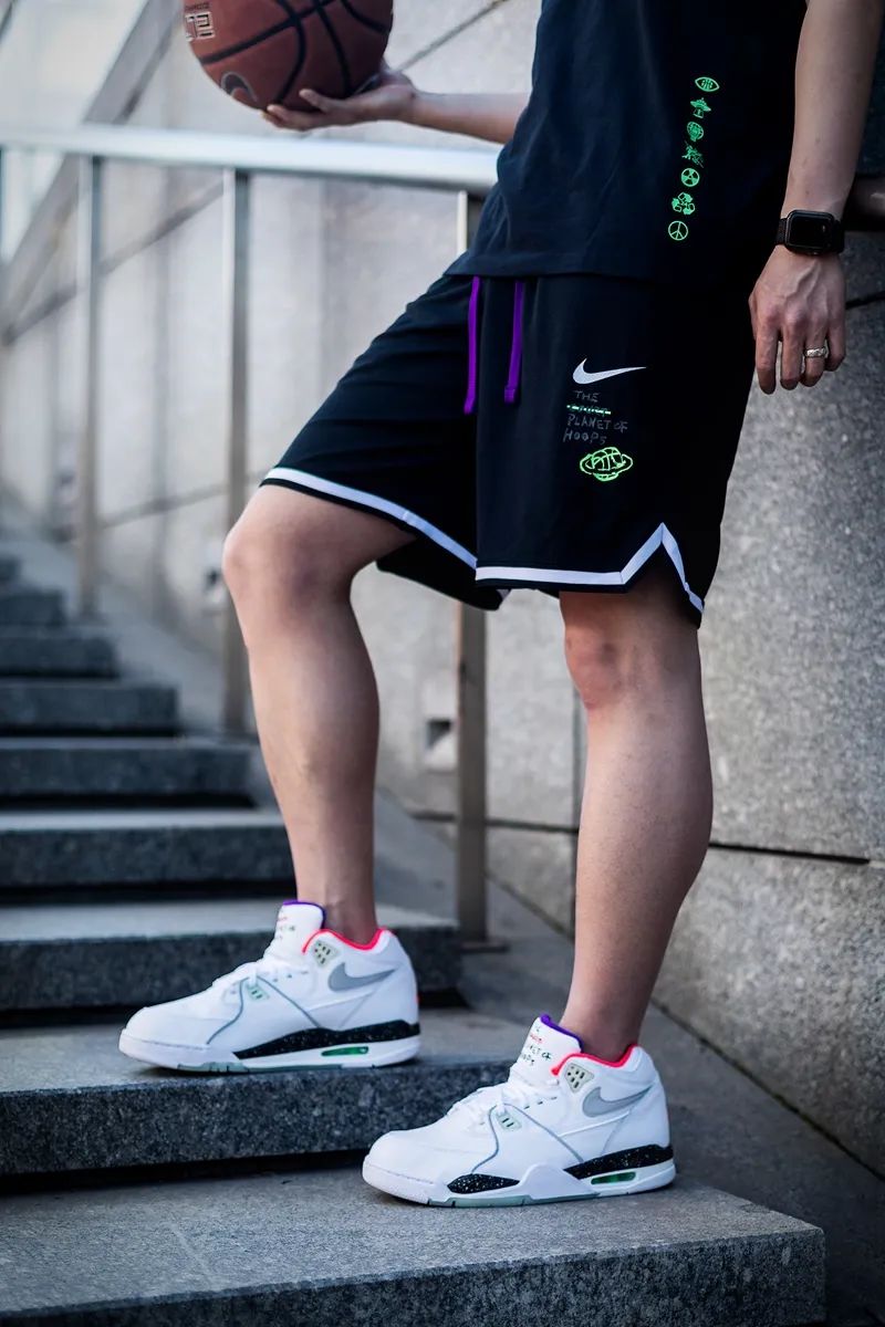 耐克新款亮眼,耐克夜光涂鸦测评