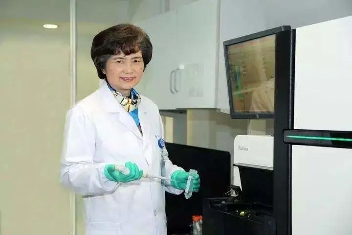 鏍″洯骞挎挱浜戠浼犲0,鏍″洯骞挎挱涓滄柟鍗