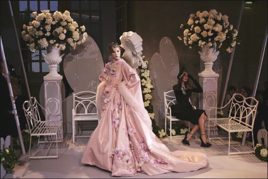 41岁妖孽超模养鸡种田,凭一张动图霸屏15年:原来这只老狐狸,早已修成了仙