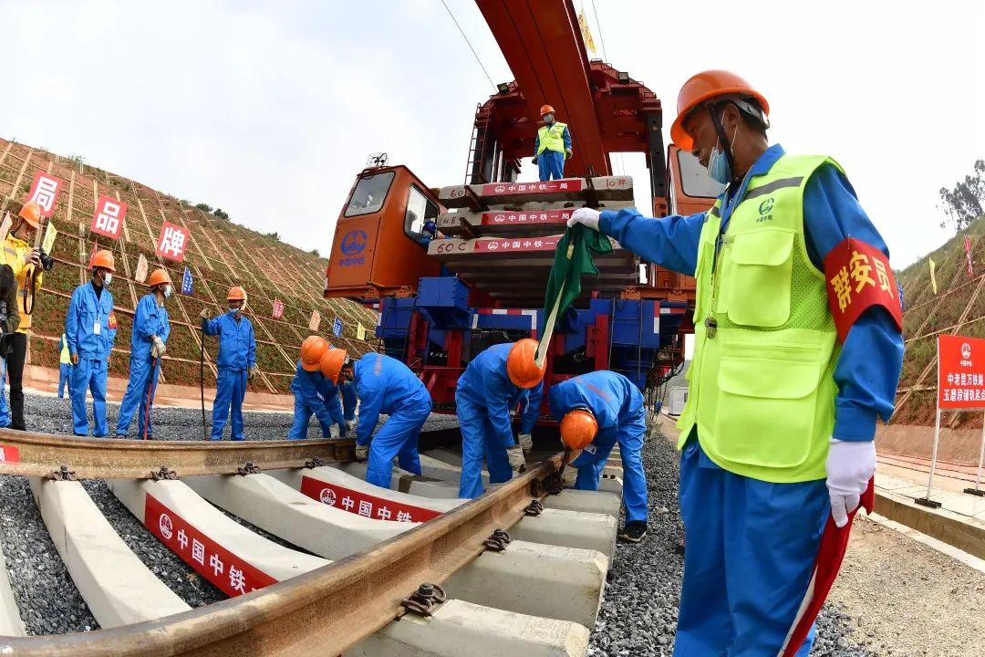 编委读报｜民航局整治高价倒票；黑龙江“专车”接送高三学子；滴滴给交职院校捐口罩；三年内村村通快递；上海的哥上厕所方便了