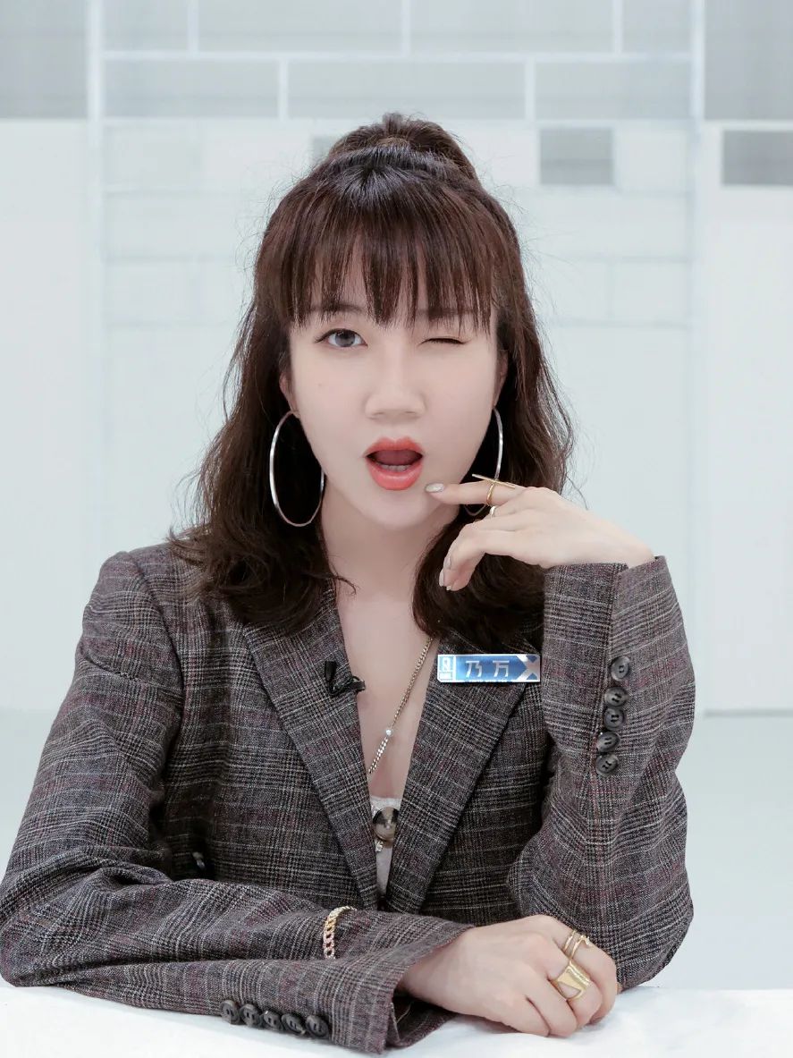 杨幂刘诗诗她们帅起来基本上没男人什么事了