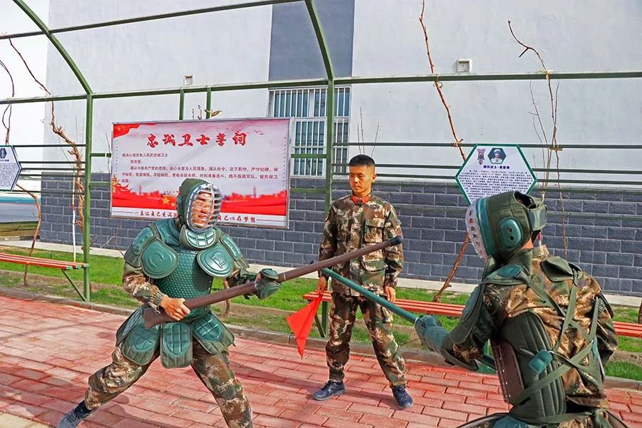 这场同年兵间的较量，已呈胶着状态……