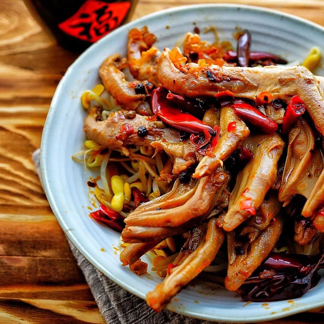 无任何添加的卤鸭货,刚卤出来的鸭货比较麻