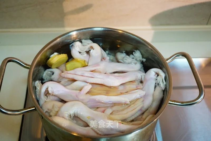 无任何添加的卤鸭货,刚卤出来的鸭货比较麻