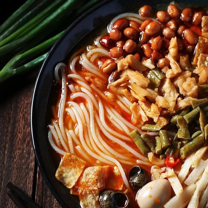 嗦一碗令人神魂颠倒的螺蛳粉,一碗好吃酸爽的螺蛳粉深夜必备