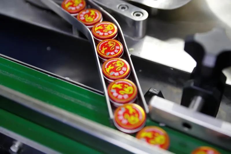 王牌产品“龙虎清凉油”的原材料断供了，怎么办？