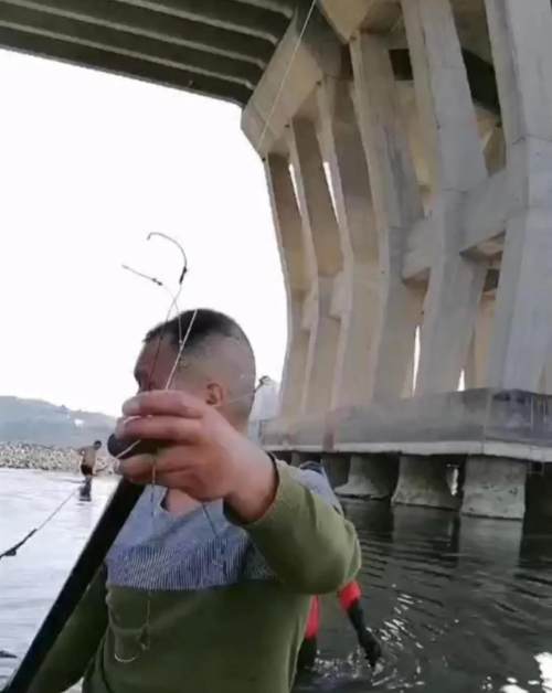 有人用禁用渔具在汉江一桥捕捉产卵的鱼！谁来管管？