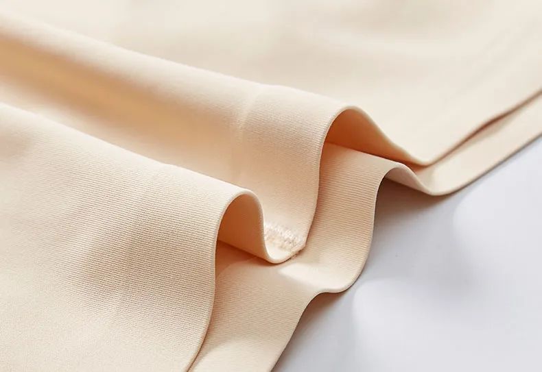 裙子里别再穿「Ta」了，现在流行这么穿