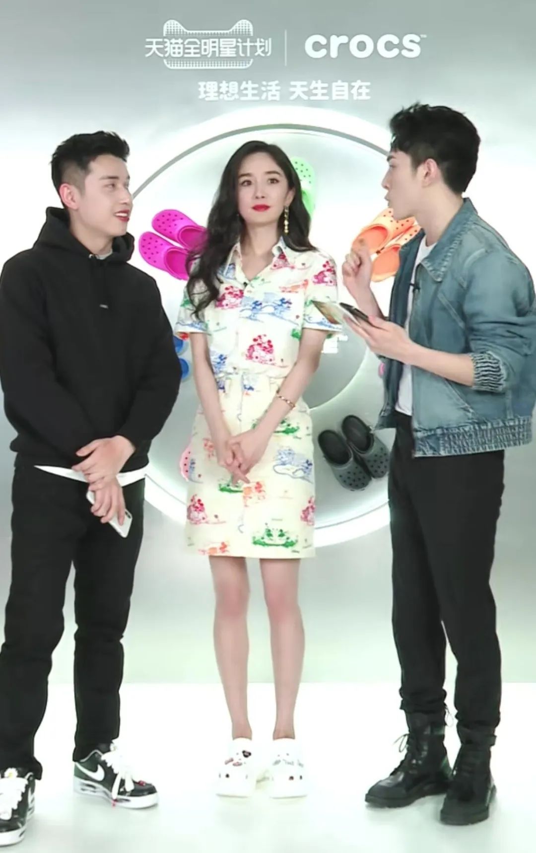 杨幂首次直播喜提五个热搜,杨幂新闻最新消息视频直播