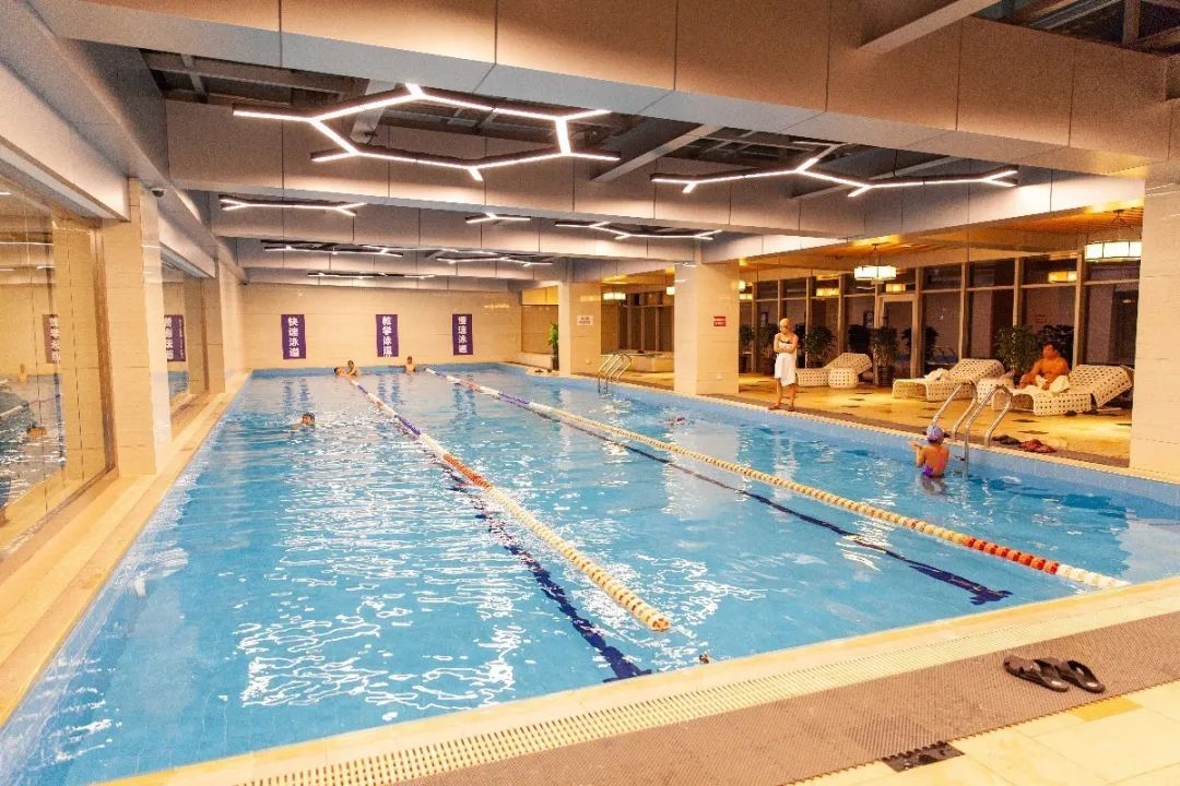 「温泉盛宴狂欢开启」只需28.1元!金水湾金水湾超大浴场两万平(单人洗浴+游泳),游玩旅行的快乐,内含洗浴,游泳,汗蒸,大屏观影