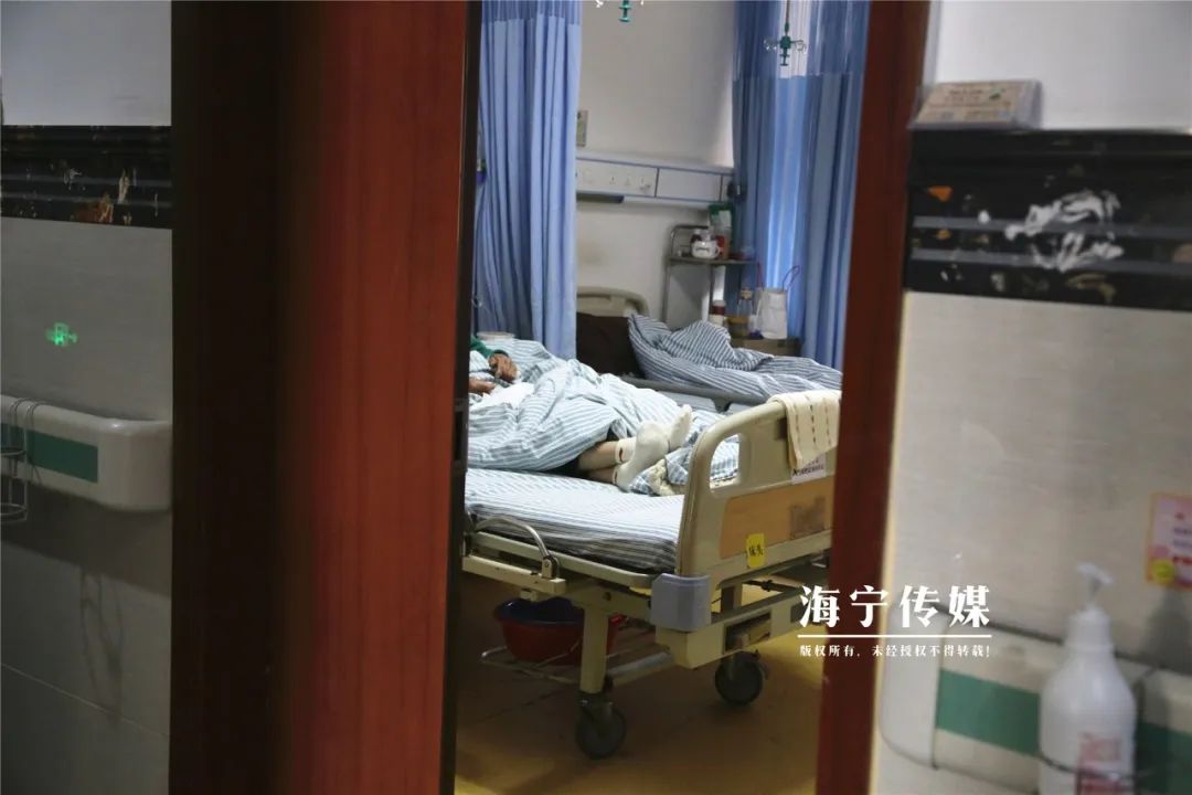 走路崴脚后第一时间咋处理,崴脚后第几天能走