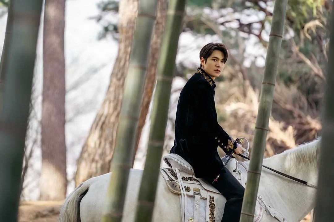 李敏镐扎头发禁忌,李敏镐金丝草卷发