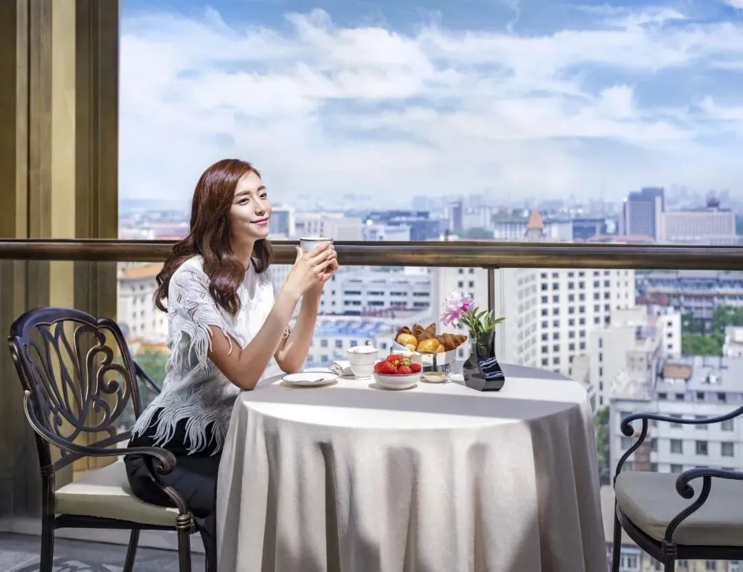 不热不堵人不多,城中开房度假难道不够爽吗?丨寻味