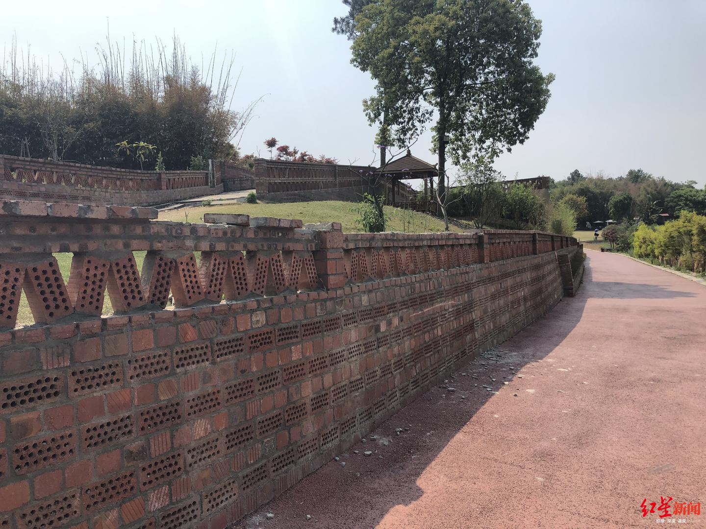 小孩在自助餐厅摔伤谁负责,孩子在餐厅滑梯受伤怎么维权