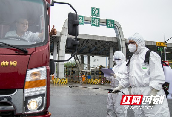 党徽在防控一线熠熠生辉,党徽在防控疫情一线闪闪发光