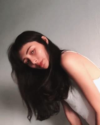 四国混血美女撞脸奥黛丽赫本,马来西亚网红双胞胎姐妹