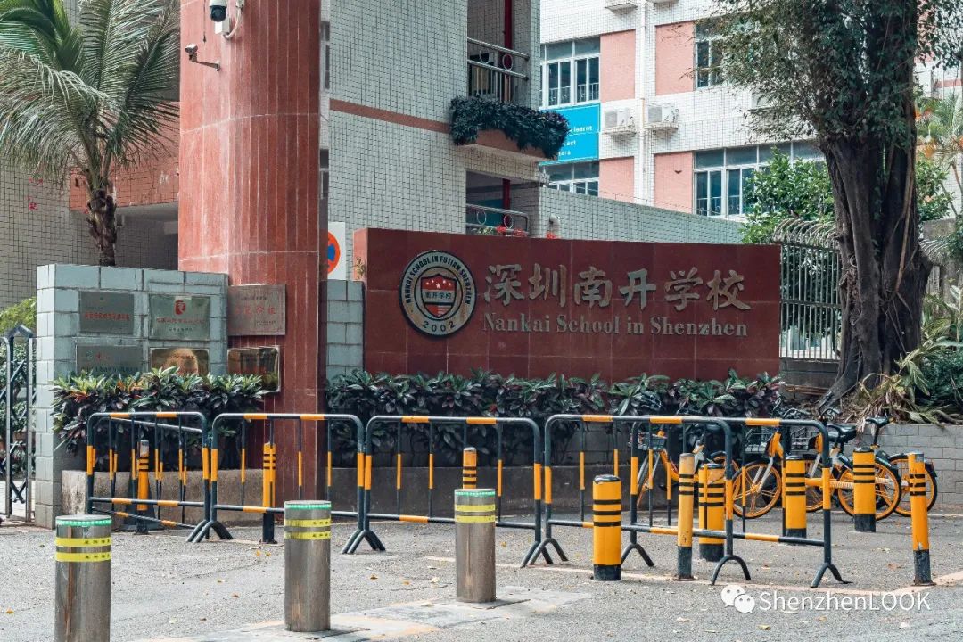 严浩翔说look这是tnt什么舞台,look这是什么牌子的包包