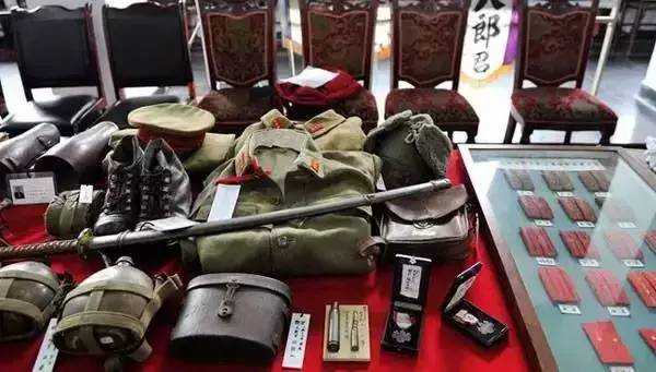 他曾位列中国富豪榜，如今却倾家荡产甘愿为“奴”……