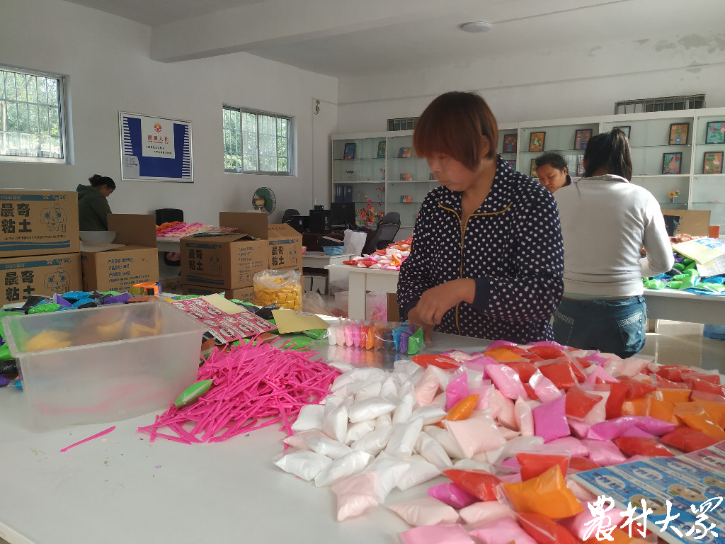 两年提供1700个岗位，北京小伙返乡创业，太空泥卖到国外