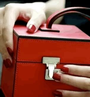 宋祖儿的包包里有什么,宋祖儿包包里面的东西