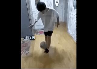 鐤儏闃村奖绗肩僵涓嬬殑瓒崇悆,鐤儏瓒崇悆