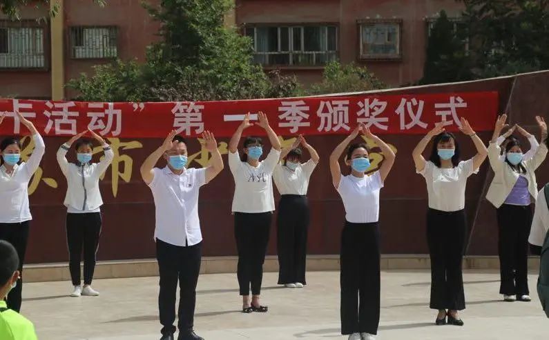 鐤儏闃村奖绗肩僵涓嬬殑瓒崇悆,鐤儏瓒崇悆