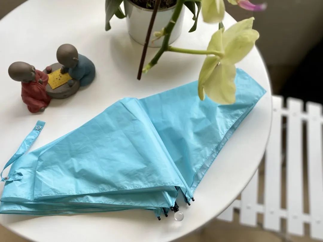 绍兴外贸企业库存2万多把“羽毛伞”,重量比两只口红还轻,在日本卖得很火,今起以三折的价格试水国内市场