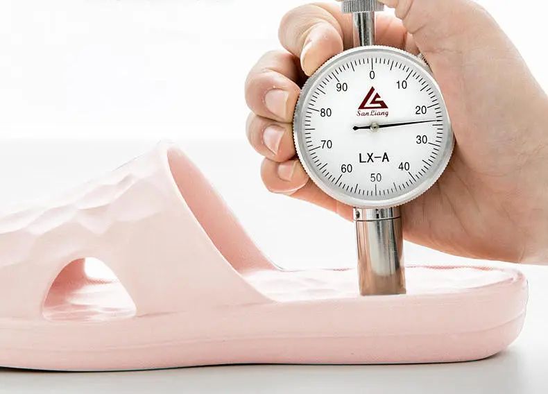 一双能按摩的浴室拖鞋，Q软防滑，好穿到爆，每一步都在保健