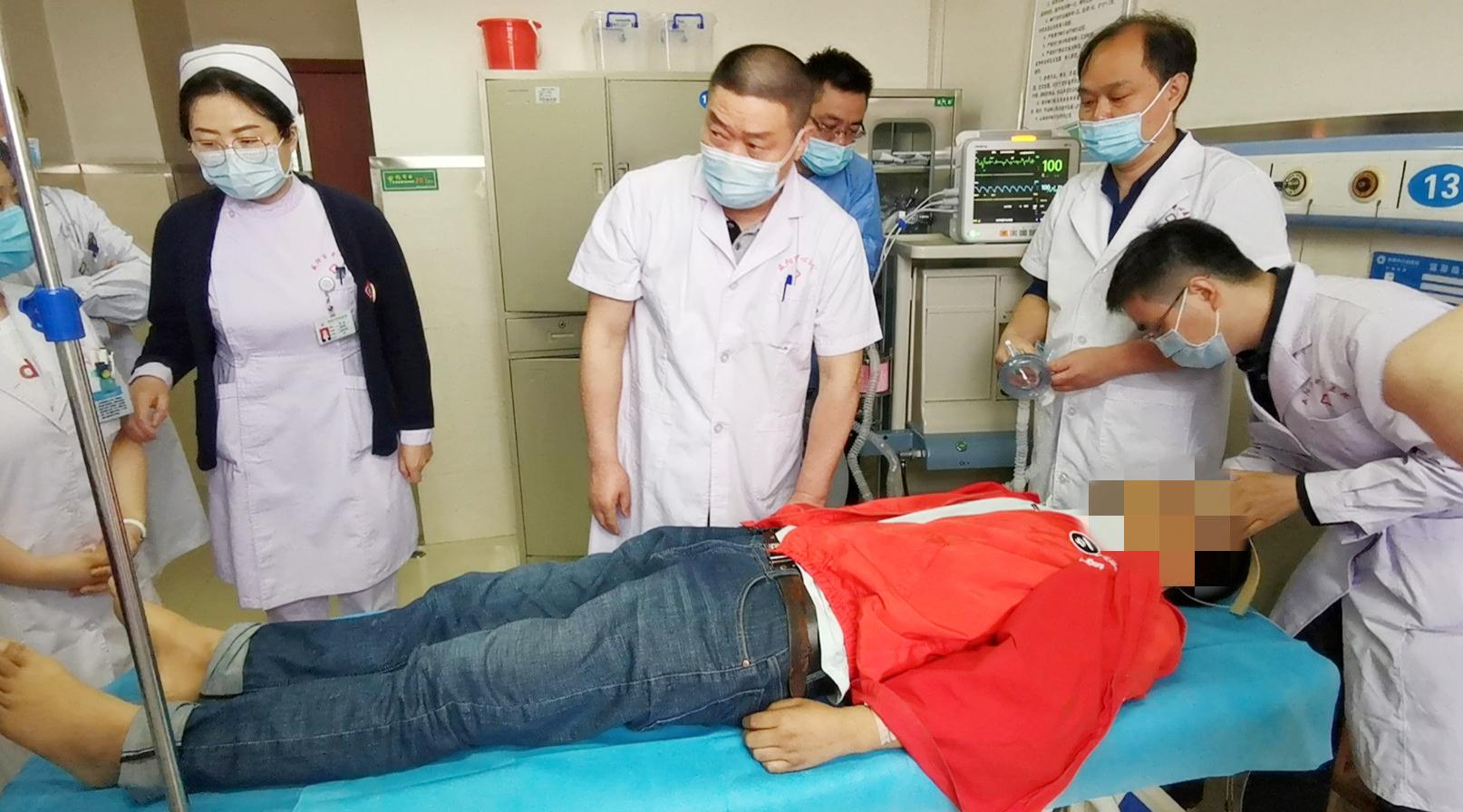 精神分裂症20岁的小伙,小伙子患上精神分裂症变懒