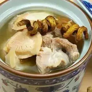 不黏腻清爽应对夏季的护肤方法,远离秋燥养生汤