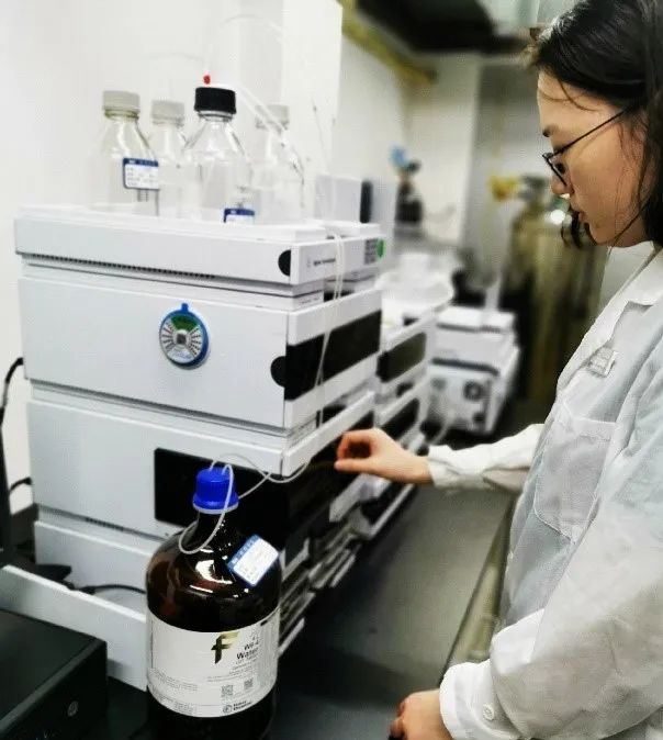 进口奶瓶和儿童餐具哪个好 (奶嘴和儿童餐具怎么选)