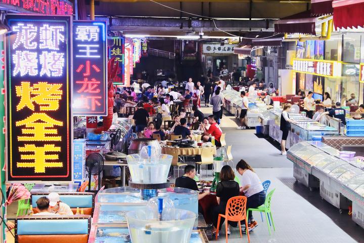 夜市亮了|“赌上全部身家拼一把”，隐藏在杭州钱江新城的大排档，吃吗？